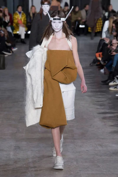 Look 32